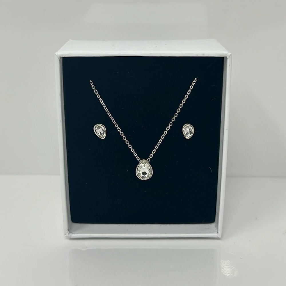 Costume jewelry set necklace and earrings
